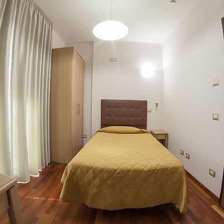 Hotel Domus Traiani Fiumicino Zimmer foto