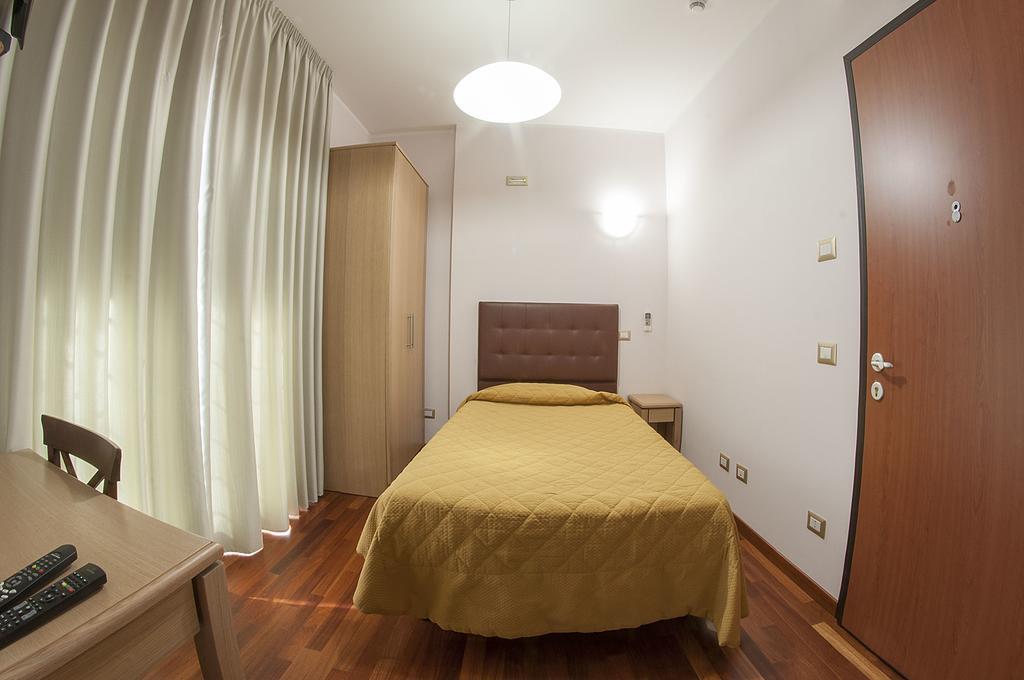 Hotel Domus Traiani Fiumicino Zimmer foto