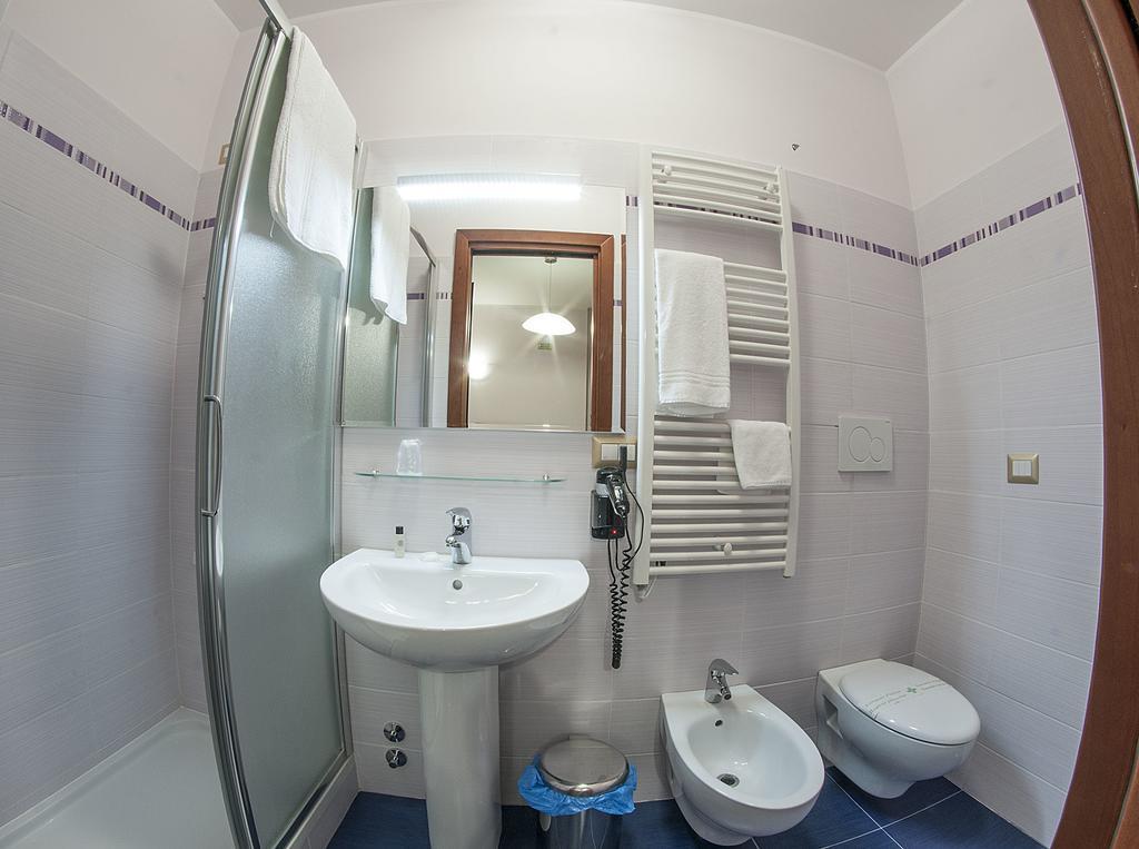 Hotel Domus Traiani Fiumicino Zimmer foto