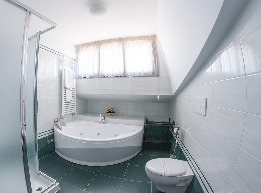 Hotel Domus Traiani Fiumicino Zimmer foto