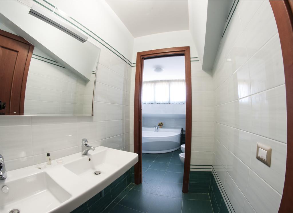 Hotel Domus Traiani Fiumicino Zimmer foto